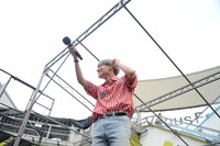 ファンにマイクを向けるテミン。