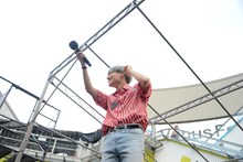 ファンにマイクを向けるテミン。