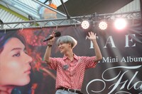 手を振りながら去っていくテミン。