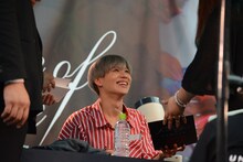 笑顔でサイン会を行うテミン。