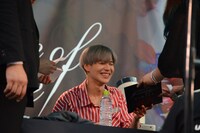 笑顔でサイン会を行うテミン。