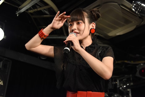 客席の様子を確認する上坂すみれ。