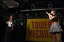 須藤プロデューサー（左）にEPの説明を求める上坂すみれ（右）。