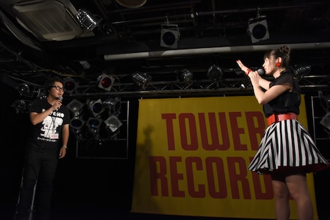 須藤プロデューサー（左）にEPの説明を求める上坂すみれ（右）。