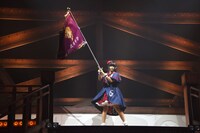 エビ中の校旗を手に登場した廣田あいか。