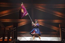 エビ中の校旗を手に登場した廣田あいか。