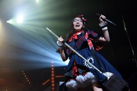 「放課後ゲタ箱ロッケンロールMX」でほうきギターを演奏する柏木ひなた。