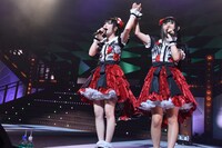 手をつなぐ安本彩花（左）と廣田あいか（右）。