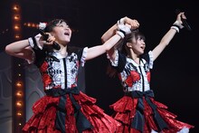 手をつなぐ中山莉子（左）と星名美怜（右）。