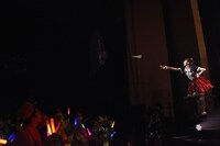 メッセージを書いた紙飛行機を飛ばす中山莉子。