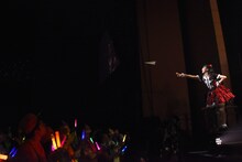 メッセージを書いた紙飛行機を飛ばす中山莉子。