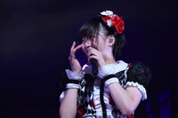 「なないろ」を歌いながら涙がこらえきれなくなってしまった安本彩花。