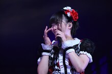 「なないろ」を歌いながら涙がこらえきれなくなってしまった安本彩花。