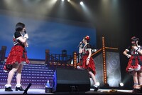 松野莉奈に語りかける安本彩花（中央）。