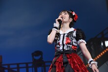 松野莉奈に語りかける安本彩花。
