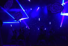 青いペンライトを手に「フレ！フレ！サイリウム」を歌うエビ中。