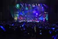 青いペンライトで染まった東京国際フォーラム。