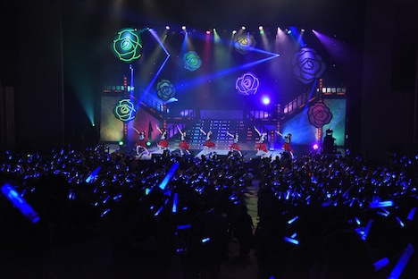 青いペンライトで染まった東京国際フォーラム。