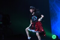 足がかゆくなりダンスバトルを離脱する真山りか。