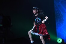 足がかゆくなりダンスバトルを離脱する真山りか。