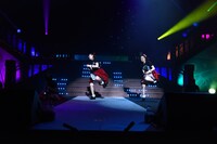 ダンスバトルを繰り広げる中山莉子（左）と安本彩花（右）。