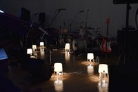 アットホームな雰囲気でステージを照らしたスタンドライト。