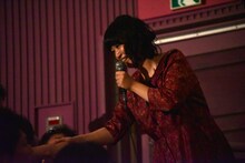 「サン・トワ・マミー」を歌いながら客席を歩く櫛引彩香。