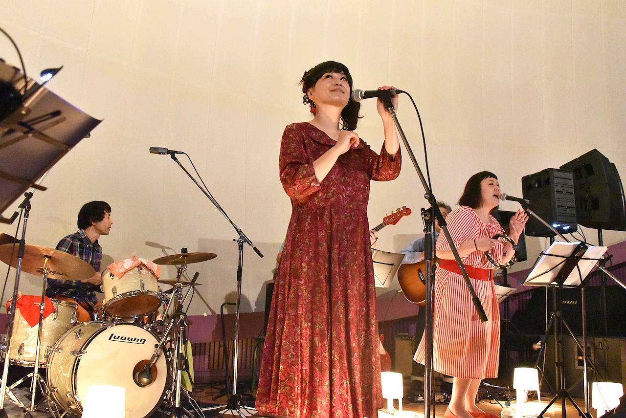 櫛引彩香、気心知れた仲間たちと2ndアルバム「Essential」をライブで再現