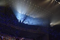 青いテープが舞う東京国際フォーラム。