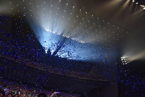 青いテープが舞う東京国際フォーラム。