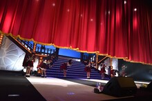 幕が下りるまで手を振り続けるエビ中。