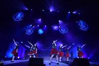 青いペンライトを手に「フレ！フレ！サイリウム」を歌うエビ中。