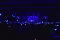 青いペンライトで染まった東京国際フォーラム。