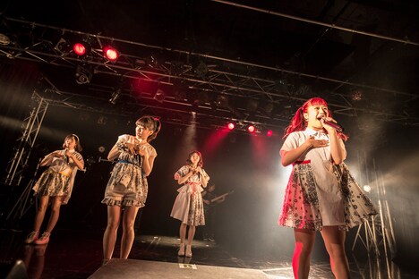 Li-sa-Xと共に「DTF!」をパフォーマンスするフィロソフィーのダンス。（撮影：鳥居洋介）