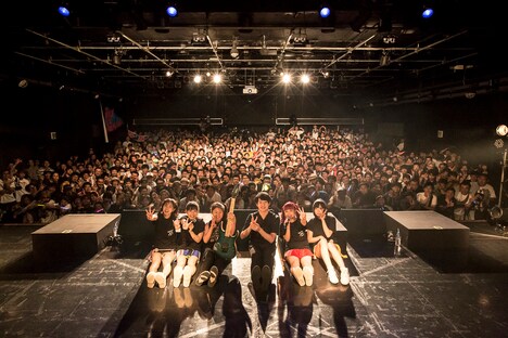 フィロソフィーのダンス「Do The Strand VOL.3」東京・新宿BLAZE公演で行われた記念撮影。（撮影：鳥居洋介）