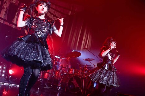左からYUIMETAL(Scream, Dance)、MOAMETAL(Scream, Dance)。(Photo by Taku Fujii)