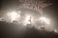 「BABYMETAL 5大キツネ祭り in JAPAN『黒キツネ祭り』」の様子。（Photo by Taku Fujii）