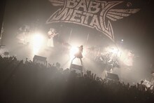 「BABYMETAL 5大キツネ祭り in JAPAN『黒キツネ祭り』」の様子。（Photo by Taku Fujii）