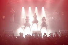 「BABYMETAL 5大キツネ祭り in JAPAN『黒キツネ祭り』」の様子。（Photo by Taku Fujii）