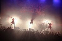 「BABYMETAL 5大キツネ祭り in JAPAN『黒キツネ祭り』」の様子。（Photo by Taku Fujii）