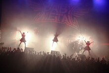 「BABYMETAL 5大キツネ祭り in JAPAN『黒キツネ祭り』」の様子。（Photo by Taku Fujii）