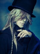 葬儀屋役の和泉宗兵。