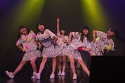 オープニングアクトを務めたアップアップガールズ（2）。（写真提供：YU-Mエンターテインメント）