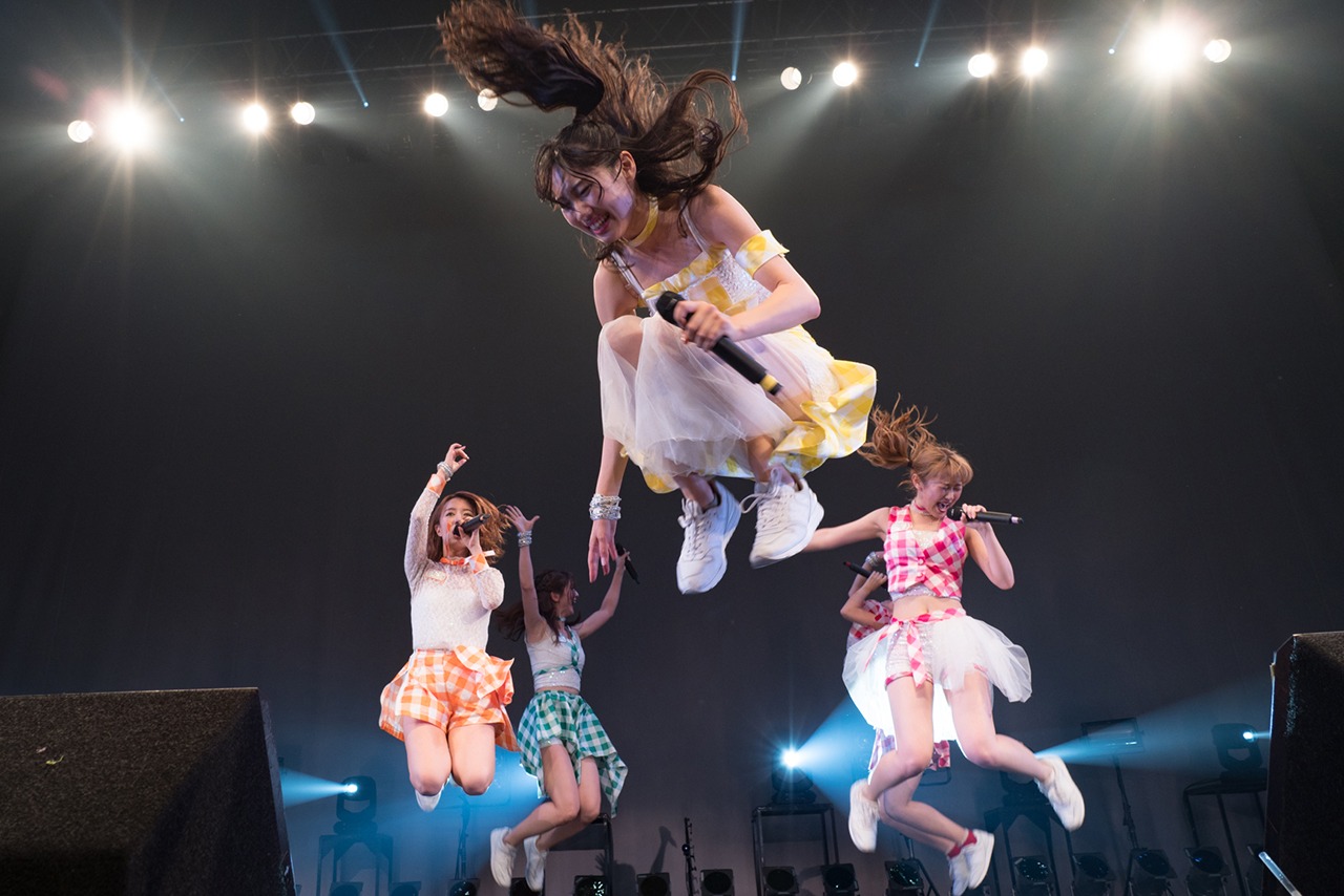 ジャンプするアップアップガールズ（仮）。（写真提供：YU-Mエンターテインメント）
