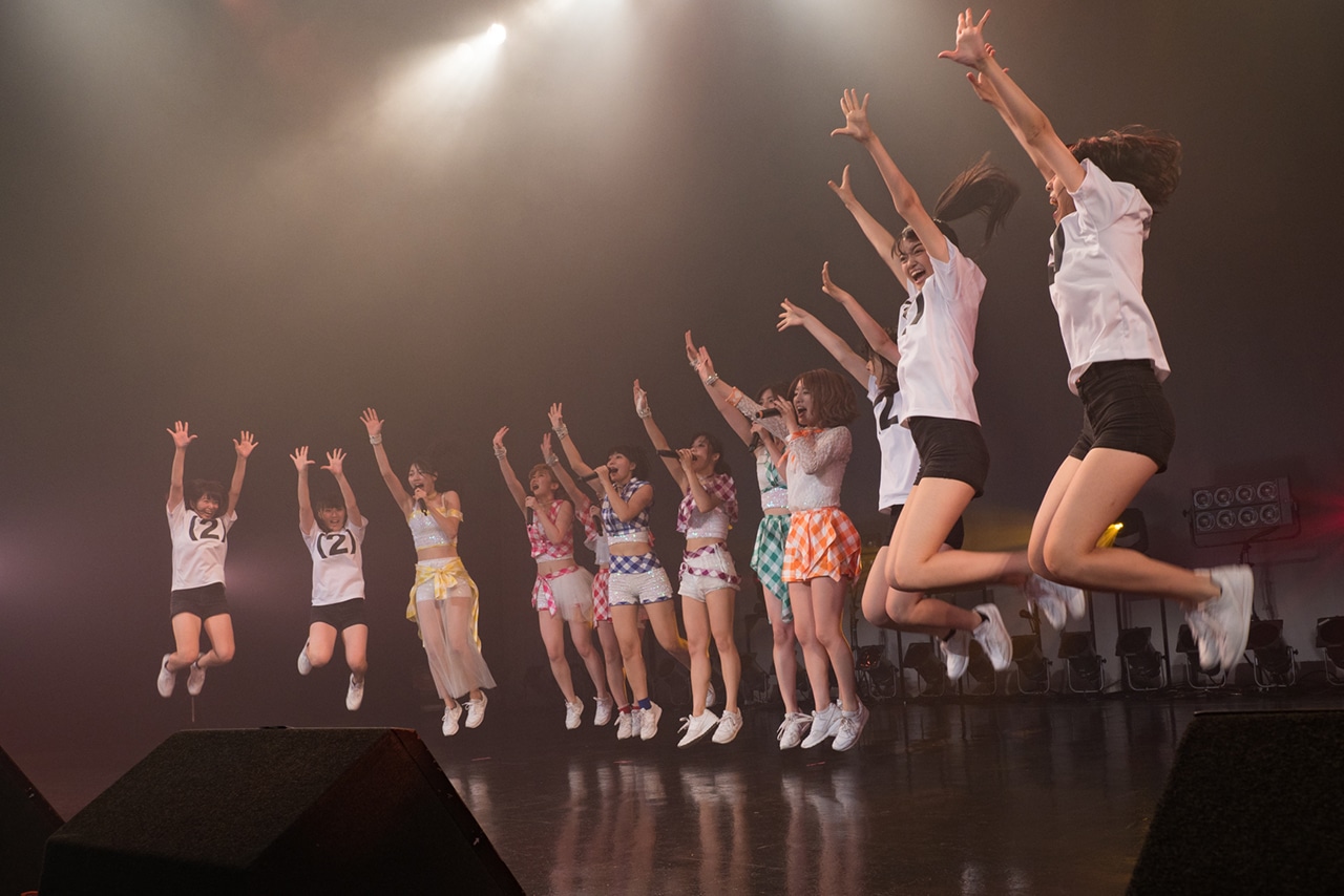 ジャンプするアップアップガールズ（仮）とアップアップガールズ（2）。（写真提供：YU-Mエンターテインメント）