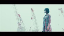 欅坂46「月曜日の朝、スカートを切られた」MVのワンシーン。