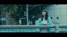 欅坂46「月曜日の朝、スカートを切られた」MVのワンシーン。