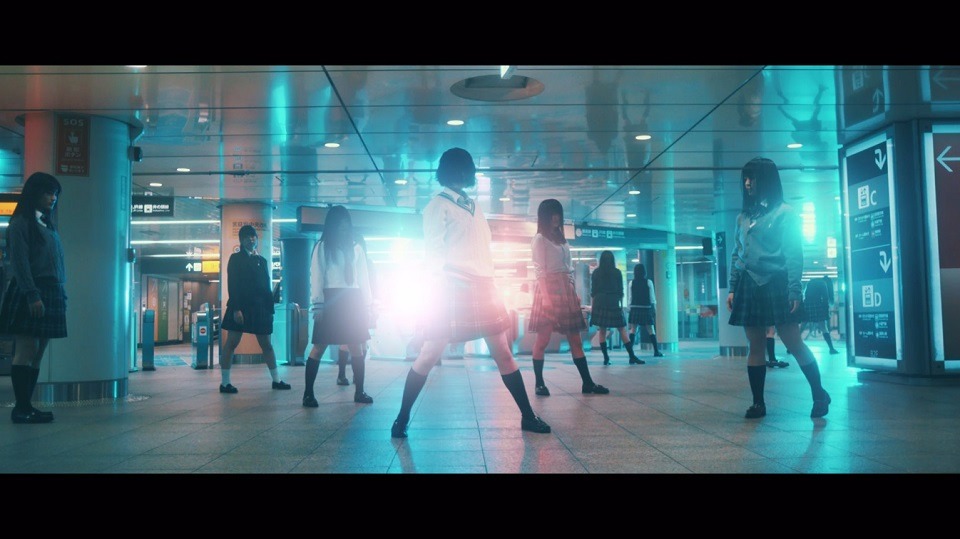 欅坂46「月曜日の朝、スカートを切られた」MVのワンシーン。
