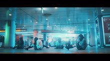 欅坂46「月曜日の朝、スカートを切られた」MVのワンシーン。