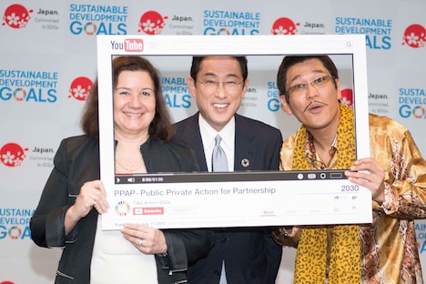 ピコ太郎の国連本部訪問の様子。